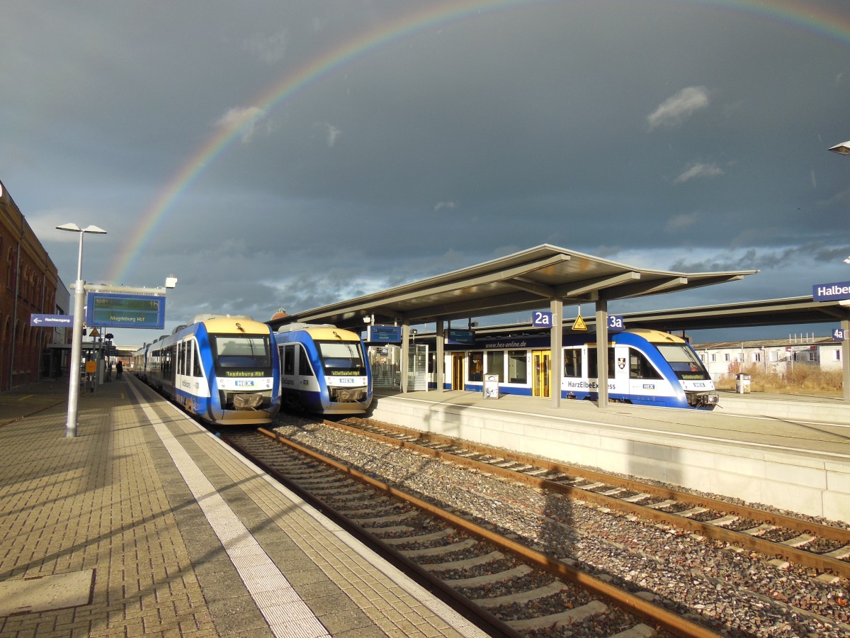 Keine Fotomontage , auf Regen folgt Sonne , mit Regenbogen warten Züge des HEX auf die Weiterfahrt nach Magdeburg, Halle Saale , und Blankenburg am 25.12.2013 in Halberstadt 
