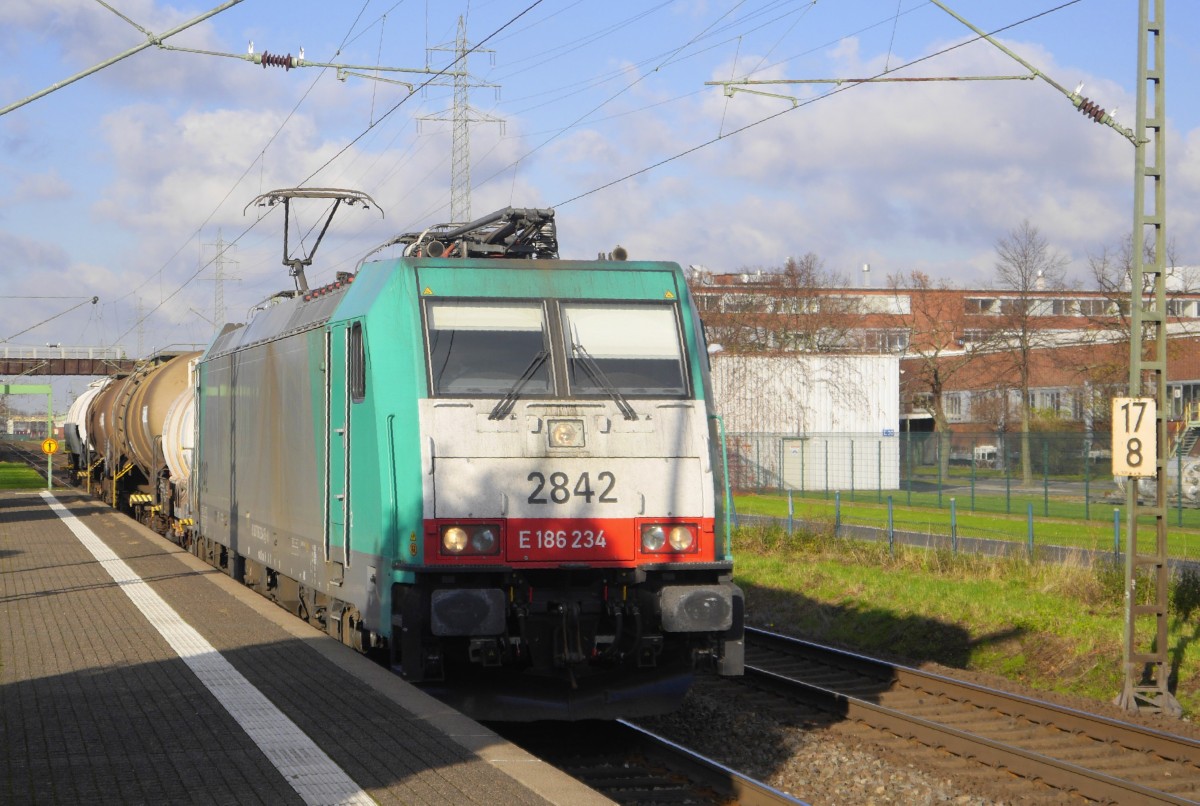 Keine große, aber wohl gefährliche Last schleppt SNCB-2842 Richtung Belgien. Aufgenommen am Hp Dormagen-Chempark am 23.11.15.