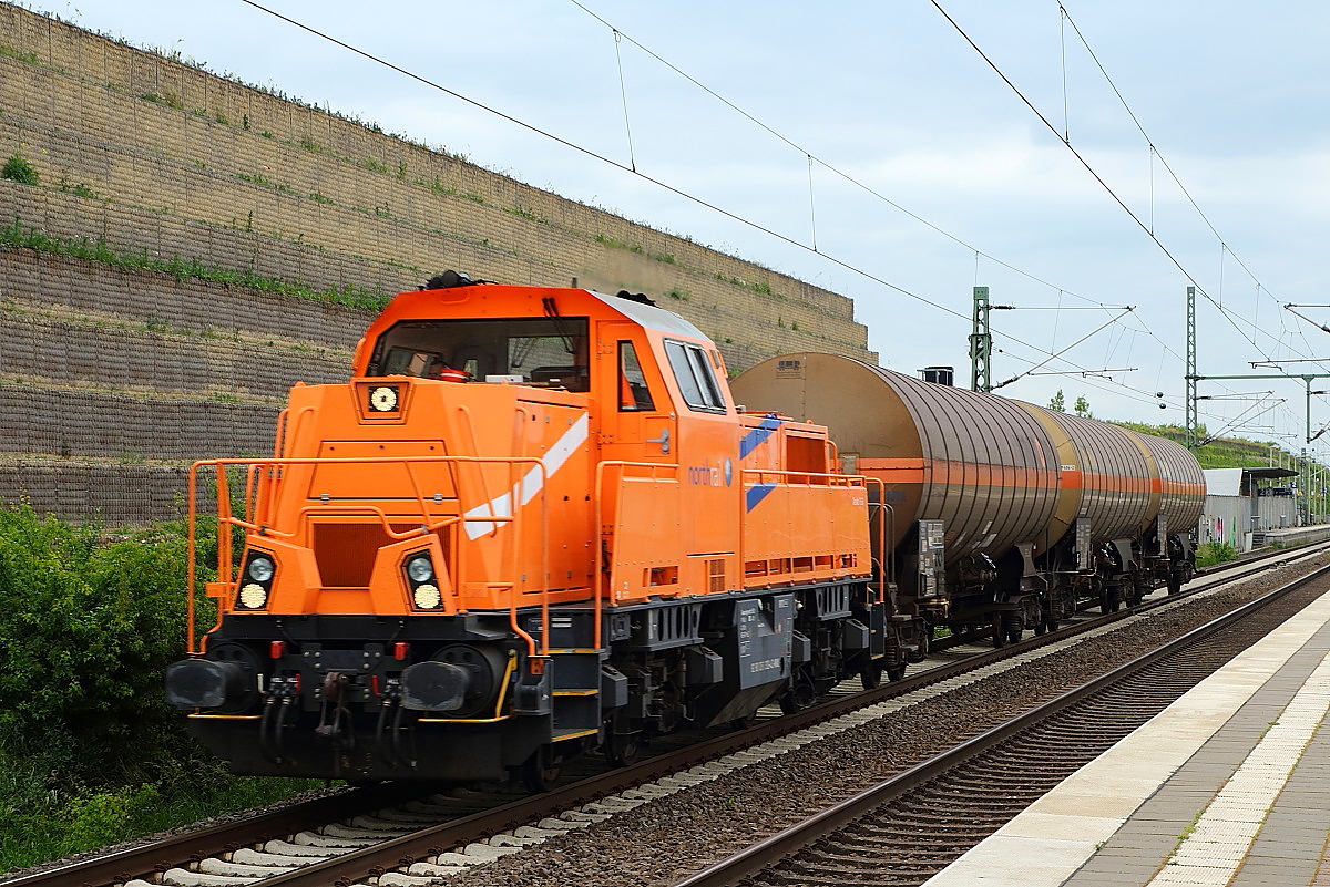 Keine große Last hat diese Voith Gravita der NorthRail am Haken, als sie am 29.05.2015 durch Allerheiligen fährt