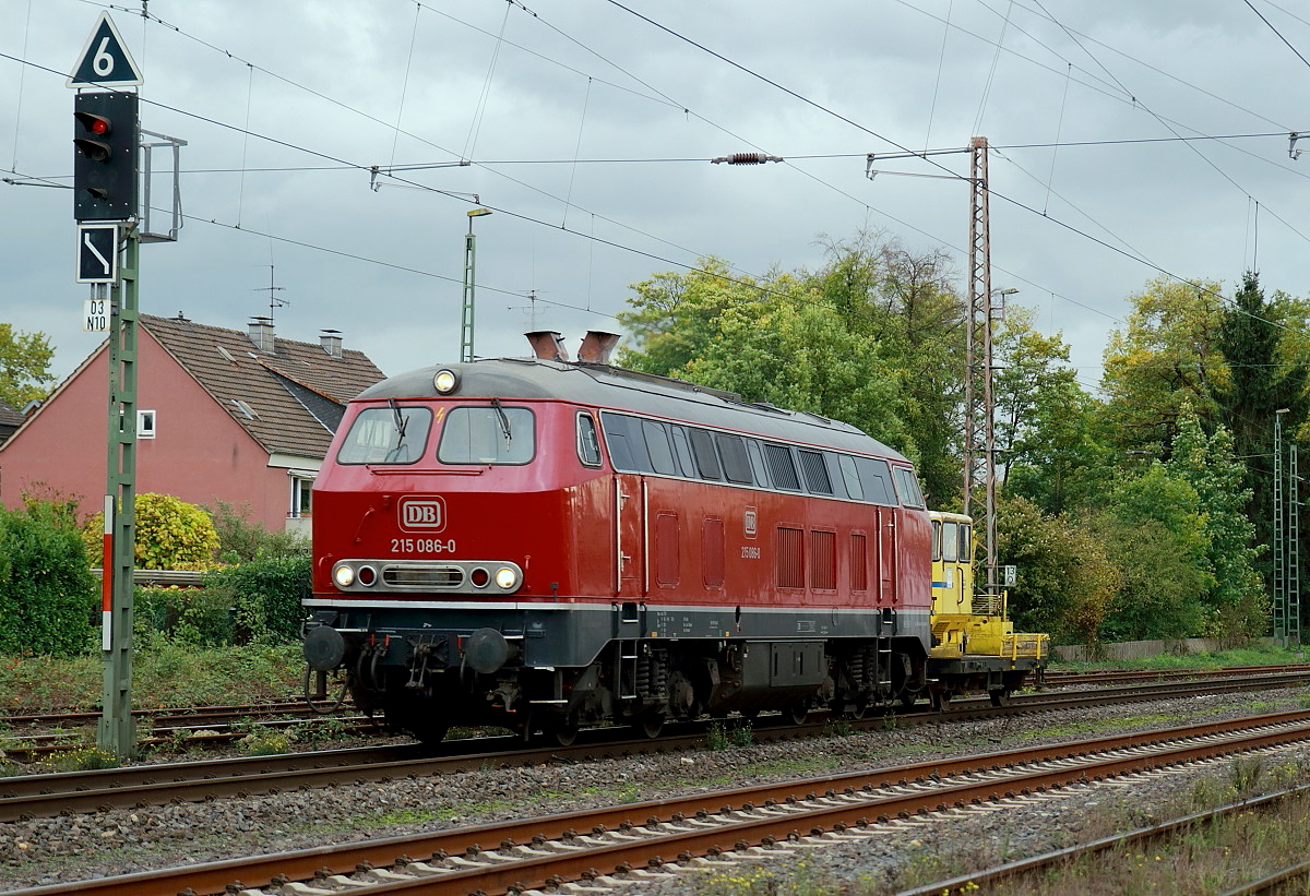 Keine Mühe mit ihrer Last hat 215 086-0, als sie einen SKl am 27.10.2017 durch Lintorf gen Norden schleppt