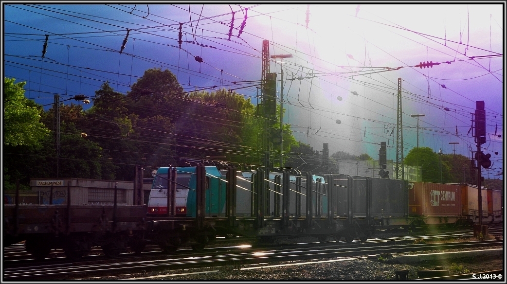 Keine Neuzeitliche Erscheinung,hier brennt sich die Sonne regelrecht ein Loch durch die Gewitterfront,die ber den Aachener Westbahnhof hngt. Sommertime Juli 2013.