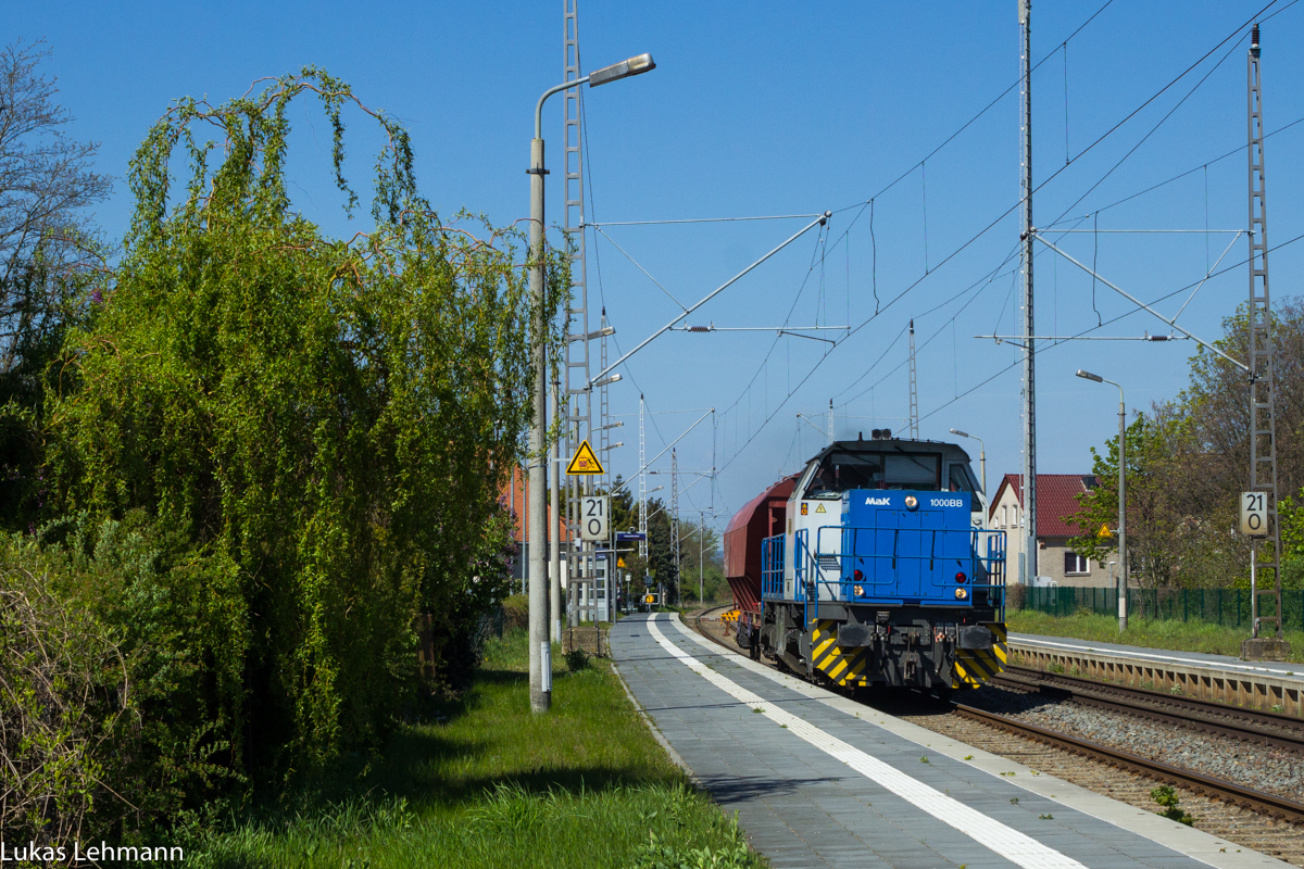 Keine Probleme dürfte die 1000BB bei nur einem Wagen haben und setzt ihre Reise durch Wansleben in Richtung Halle fort. Schönen Gruß an den Tf für den Pfiff :), 30.4.17