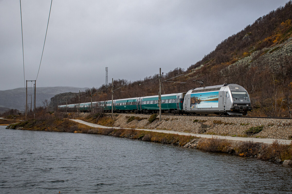 Keine Schweizer Lok aber eine in der Schweiz entwickelte Baureihe: Vy (NSB) El 18 2262 unterwegs nach Oslo. Aufgenommen zwischen Finse und Haugastol am 14.10.2021.