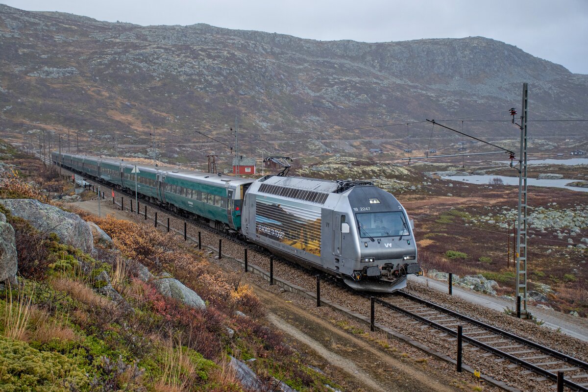 Keine Schweizer Lok aber eine in der Schweiz entwickelte Baureihe: Vy (NSB) El 18 2247 unterwegs nach Bergen. Aufgenommen zwischen Haugastol und Finse am 14.10.2021.