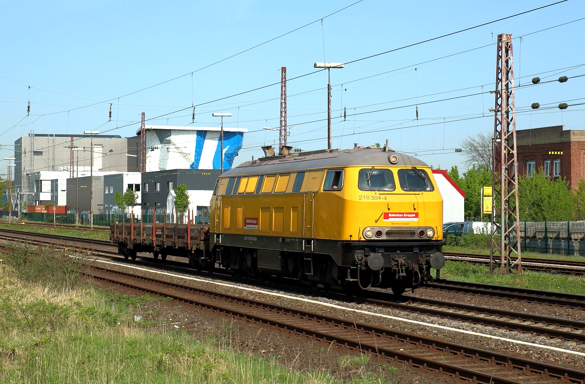Keine schwere Last hat 218 304-4 der Bahnbau-Gruppe zu befördern, als sie am 20.04.2018 Hilden durchfährt