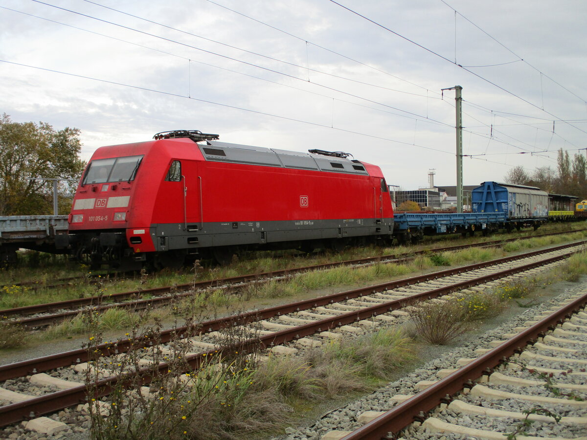 Keine Seltenheit,aber Glück muß man schon haben,eine 101 vor einem Güterzug zubekommen.Am 09.November 2022 stand die 101 054 mit zwei PRESS Güterwagen abgebügelt in Bergen/Rügen.