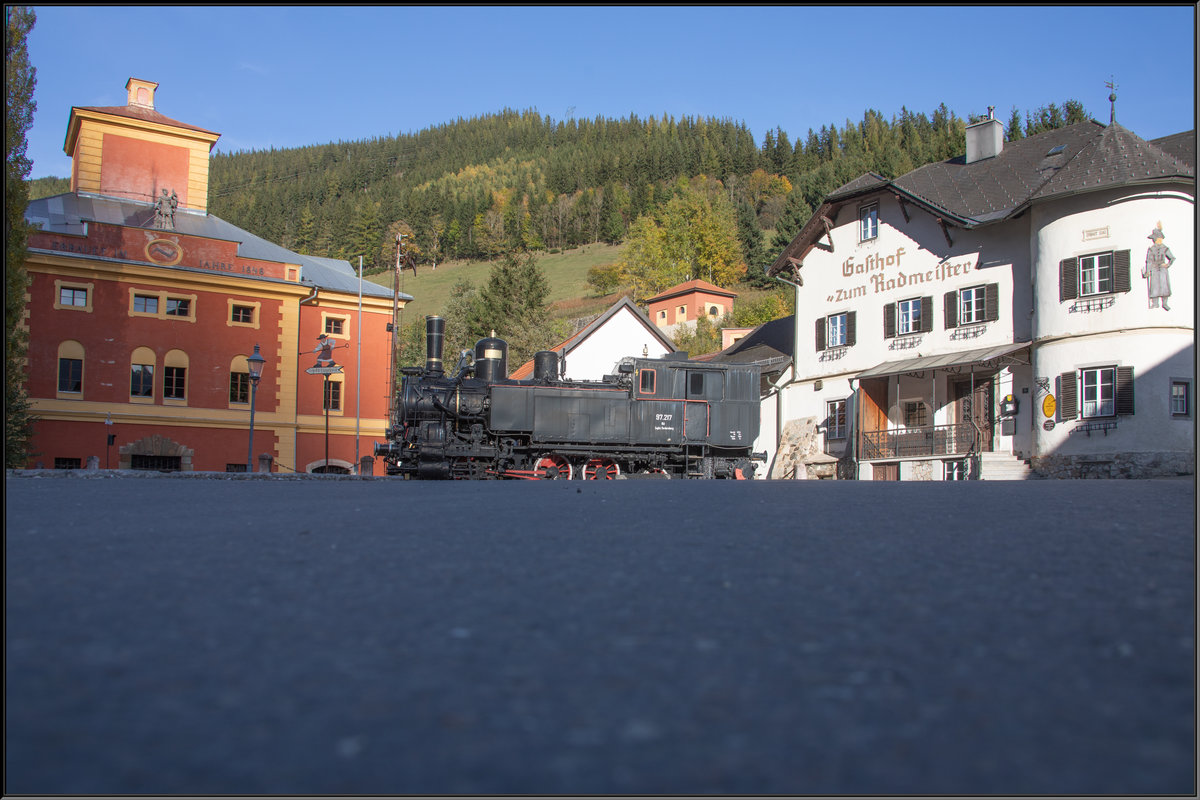 Keine Straßenbahn ,.. Allerdings war und ist die 97iger eine Zahnradlokomotive. 
Hier am Hauptplatz von Vordernberg zeigt sie sich den Besuchern .
13.10.2019