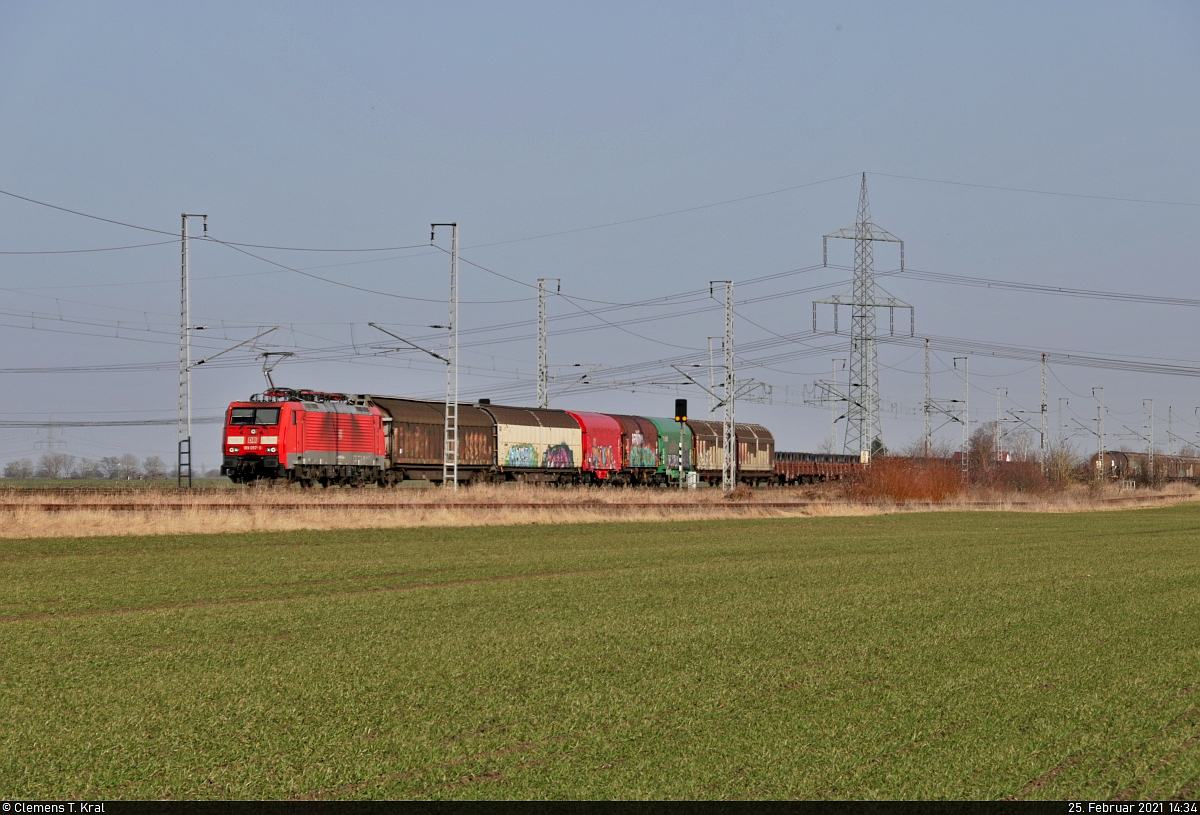 Keine zehn Minuten später folgt der nächste Coilzug bei Peißen Richtung Halle (Saale) - diesmal mit 189 057-3 (Siemens ES64F4).

🧰 DB Cargo
🚩 Bahnstrecke Halle–Cottbus (KBS 219)
🕓 25.2.2021 | 14:34 Uhr
