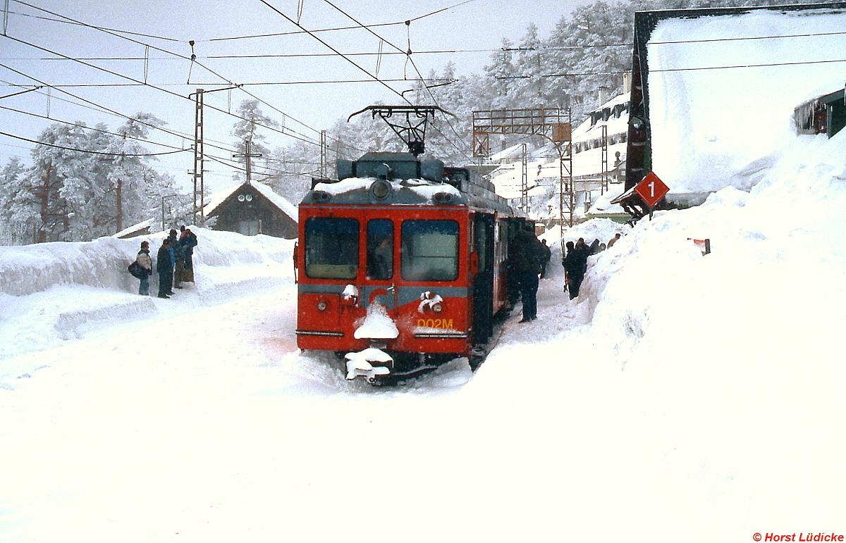 Keine zwei Stunden vom sonnigen Madrider Zentrum enfernt endet die Vorortlinie C 9 im tiefverschneiten auf 1.800 m Höhe gelegenen Cotos (Februar 1996). Am freigeschaufelten Bahnsteig fanden gerade der Tw der Reihe 442 und der Steuerwagen Platz, um dieses Foto zu machen, musste ich knietief durch den Schnee stapfen.