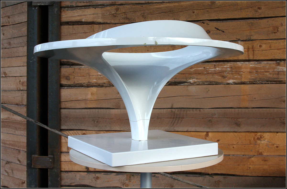 Kelchstützen -

Architektonisches Merkmal des neuen Stuttgarter Hauptbahnhofes sind die sogenannten Kelchstützen. 27 davon wird es geben, und keine wird exakt einer anderen Gleichen. Vier Stützen am Nordkopf sind oben mit einem flachen Oberlicht versehen, während die anderen 23 Lichtaugen über den Kelchen nach oben geschwungen ausgeführt werden. Hier ein Modell einer dieser Kelchstützen.

06.01.2016 (M)