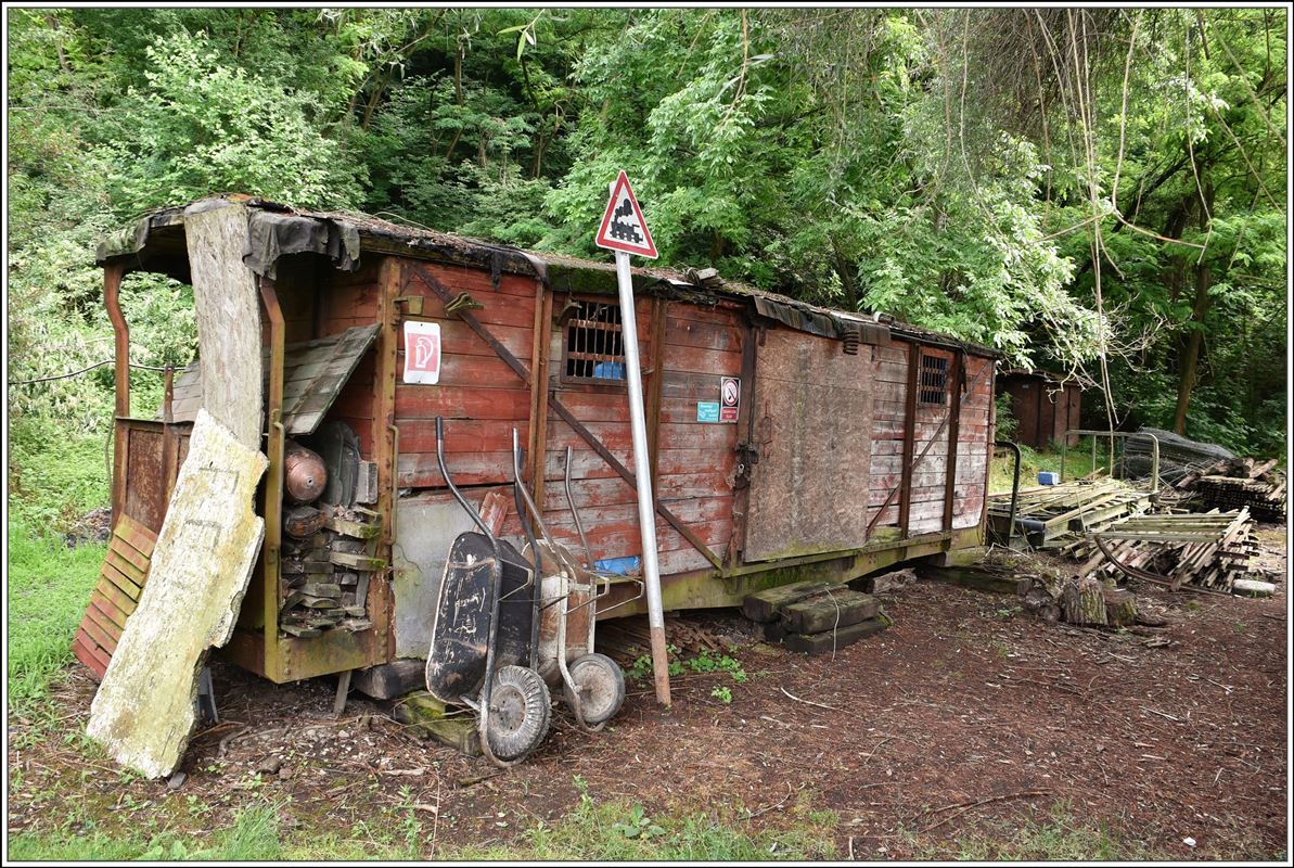 Kemencei Erdei Múzeumvasút, Kemence - Feketevölgy Panzió. Zweckentfremdeter Güterwagen in Kemence. (09.06.2018)