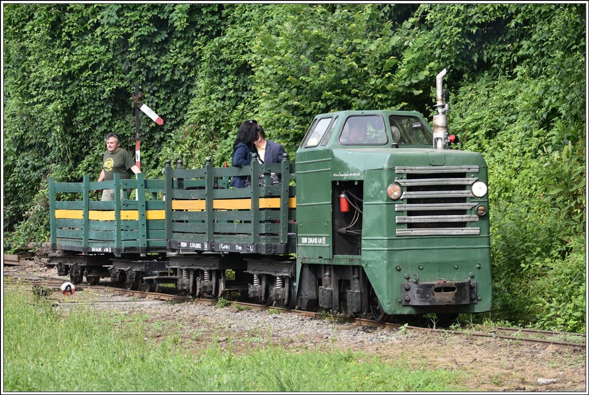 Kemencei Erdei Múzeumvasút, Kemence - Feketevölgy Panzió. KEMV 2244,4102 verlässt Kemence Richtunf Feketevölgy. (09.06.2018)