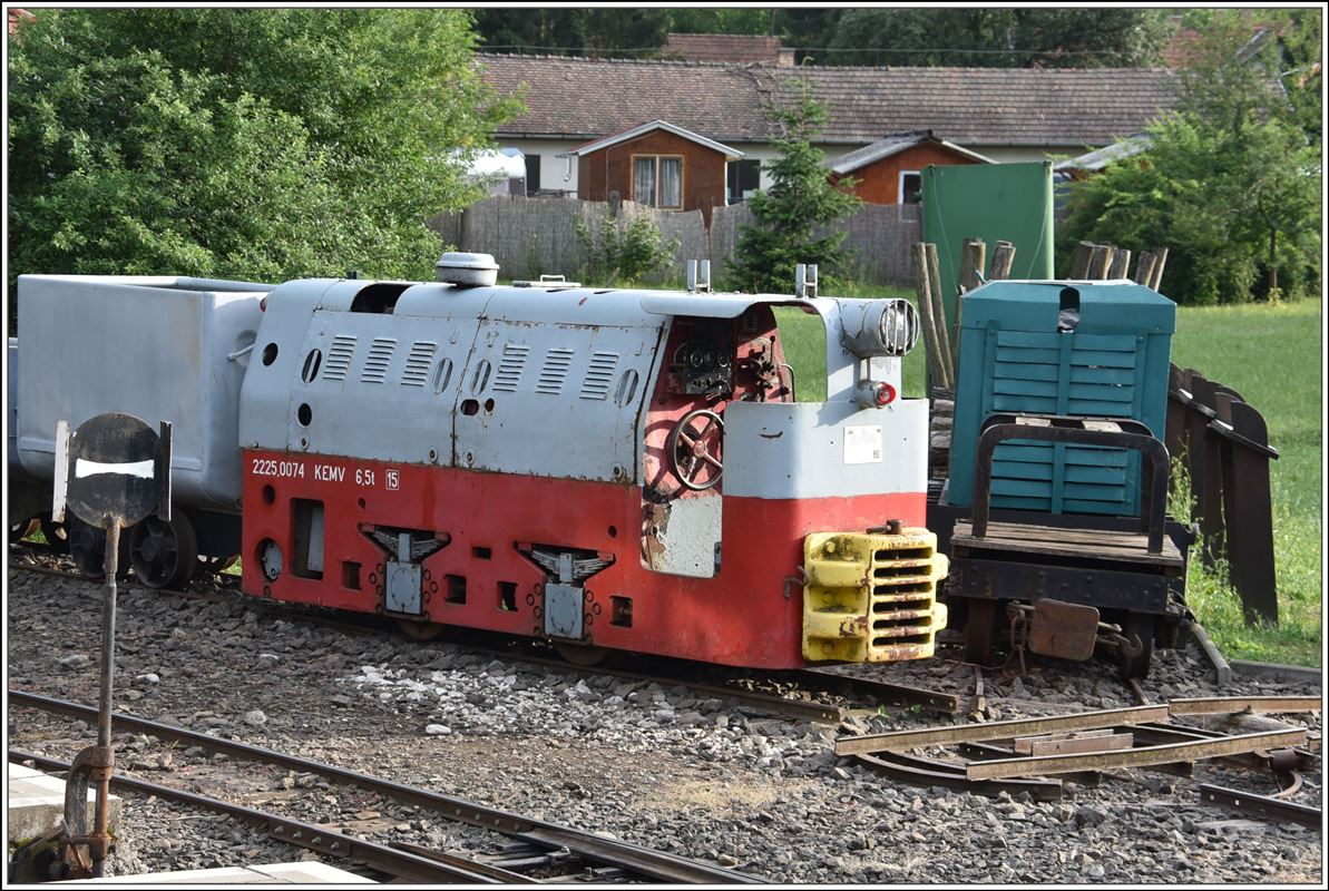 Kemencei Erdei Múzeumvasút, Kemence - Feketevölgy Panzió. 2225,0074 in Kemence ist vermutlich eine alte Stollenlok. (09.06.2018)