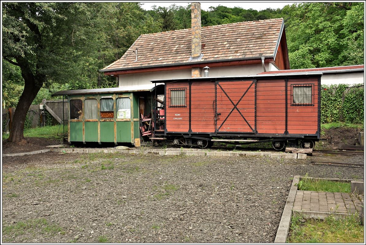 Kemencei Erdei Múzeumvasút Kemence -Feketevölgy Panzió. Die 600mm Schmalspurstrecke verfügt über die unterschiedlichsten Fahrzeuge, wie dieser Güterwagen und die Reste eines Personenwagens. (09.06.2018)