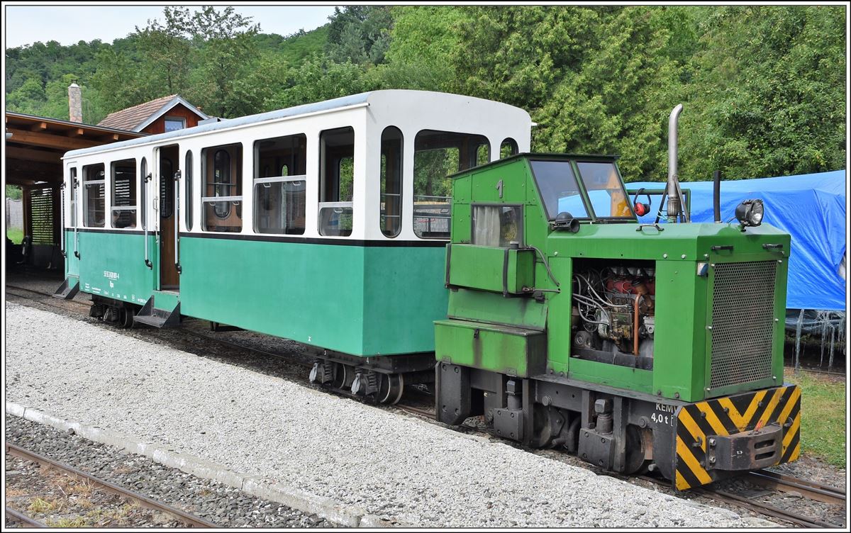 Kemencei Erdei Múzeumvasút Kemence -Feketevölgy Panzió. Die 600mm Schmalspurstrecke verfügt über die unterschiedlichsten Fahrzeuge, wie diese Diesellok Nr.1 und Bpu 55 55 2420 001-4. (09.06.2018)