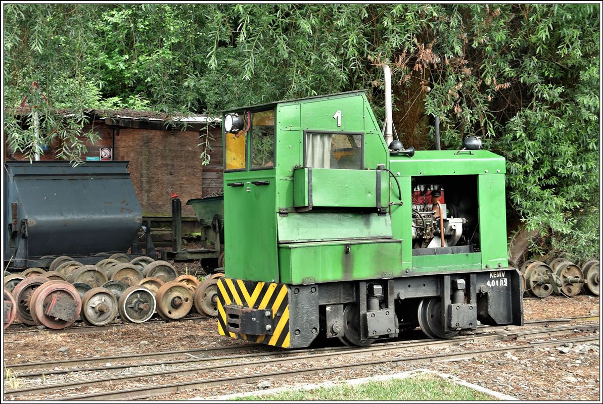 Kemencei Erdei Múzeumvasút Kemence -Feketevölgy Panzió. Die 600mm Schmalspurstrecke verfügt über die unterschiedlichsten Fahrzeuge, wie diese Diesellok Nr.1. (09.06.2018)
