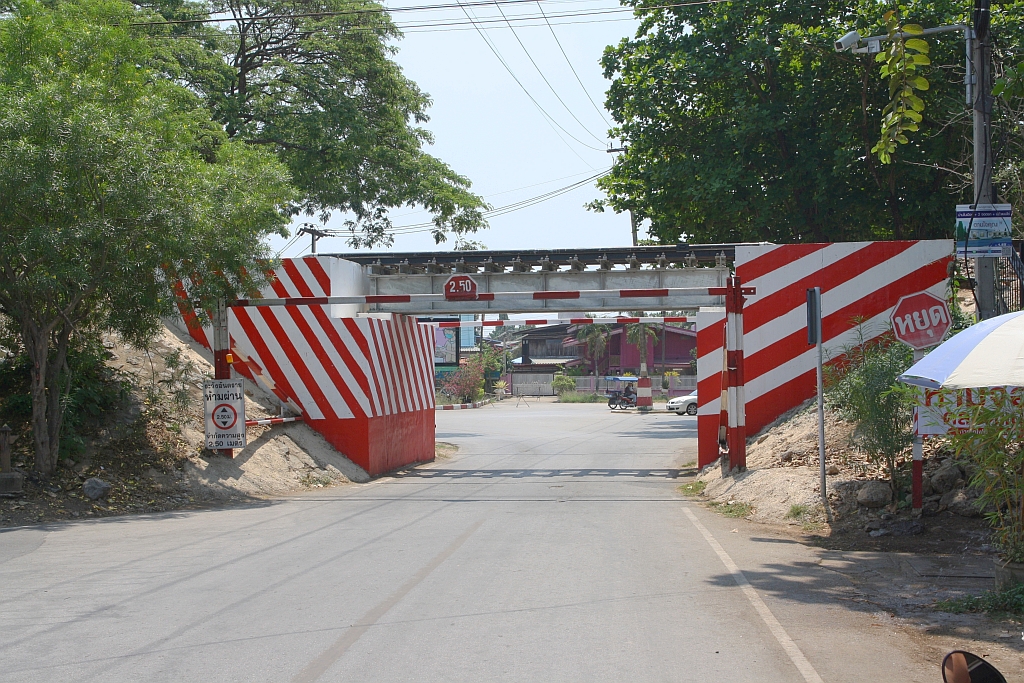Kennzeichnungsverordnung extrem oder bloß Deppensicher ??? - Nördlich der Nakhon Lampang Station, im Strecken-Km 643,2 liegt diese kurze Brücke. - Bild vom 24.März 2023.