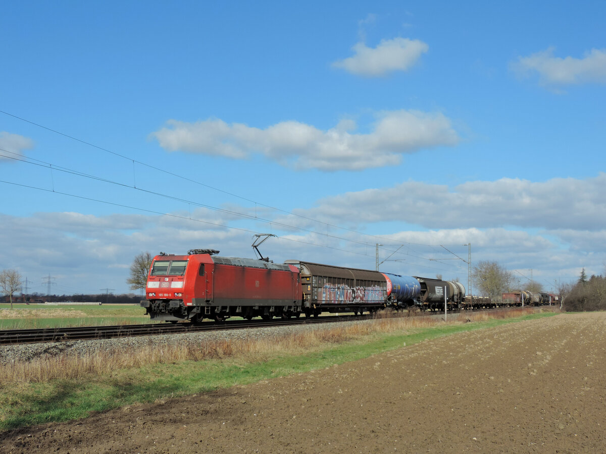 Kenzingen - 26. Februar 2022 : 185 188 mit einem Mischer unterwegs in Richtung Süden. 