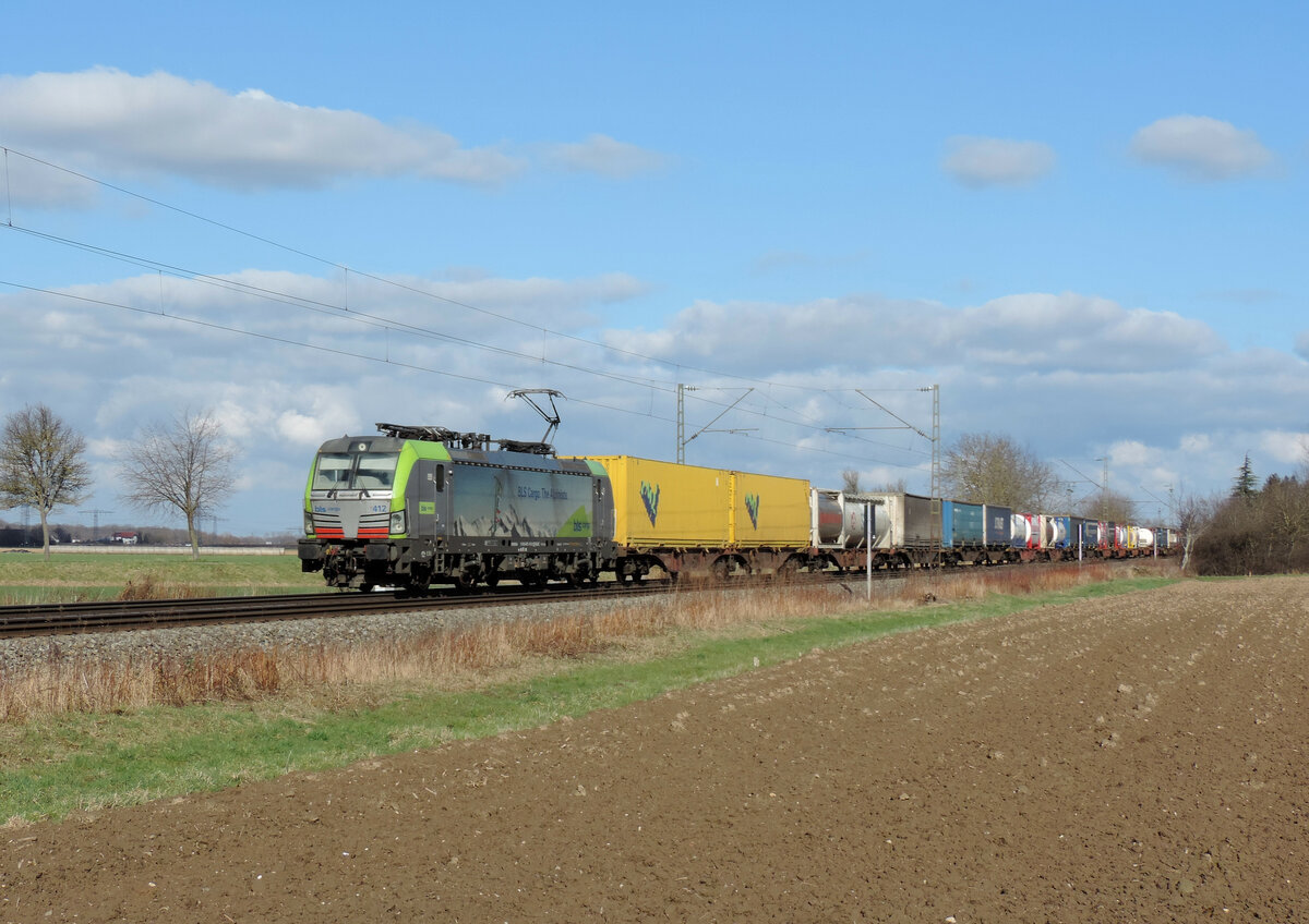 Kenzingen - 26. Februar 2022 : Re 475 412 mit einem KLV unterwegs in Richtung Süden.