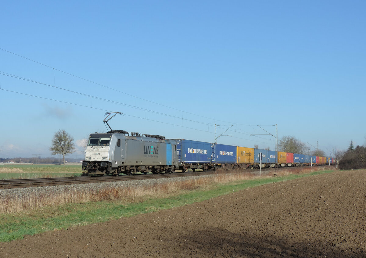 Kenzingen - 26. Februar 2022 : 186 296 mit einem KLV unterwegs in Richtung Süden.