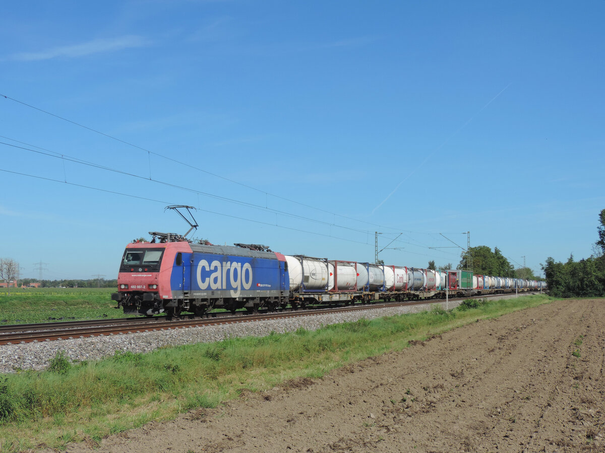 Kenzingen - 5. September 2023 : 482 007 mit einem KLV unterwegs nach Basel. 

Link zum Video : https://www.youtube.com/watch?v=uwDdcuGA3ro