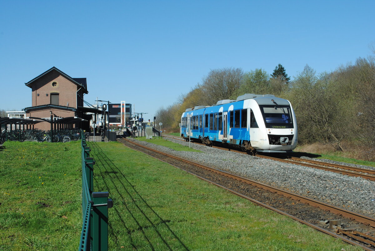 Keolis Nederland nr 38 als Zug 31231 von Zutphen nach Oldenzaal, in Lochem, 03.04.2023. Links das renovierte Empfängsgebäude von 1865. Bild 22899.