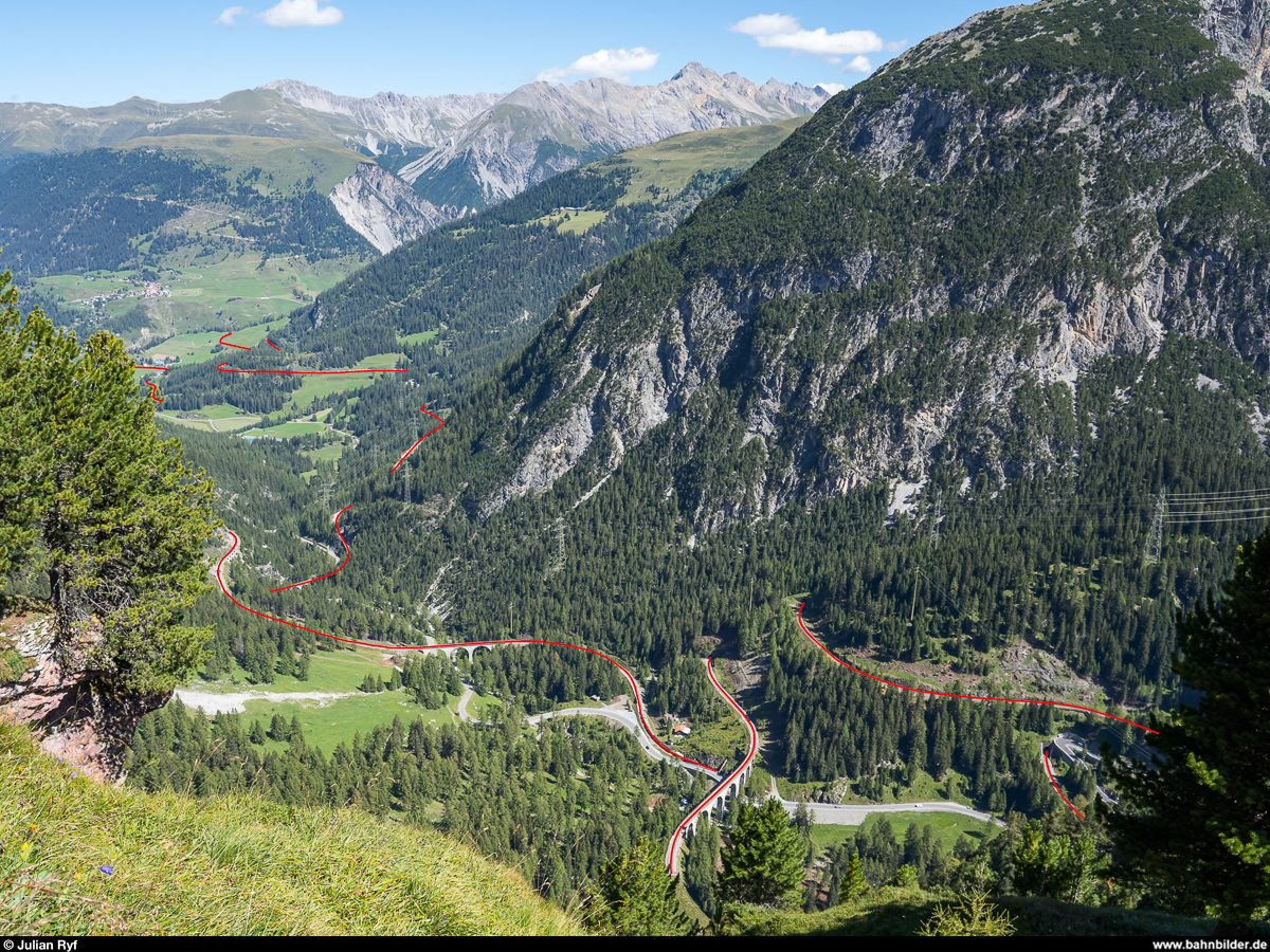 Kernstück der Albulastrecke der Rhätischen Bahn zwischen Bergün und Preda. Aufgenommen vom Aussichtspunkt Fallò / Signal.