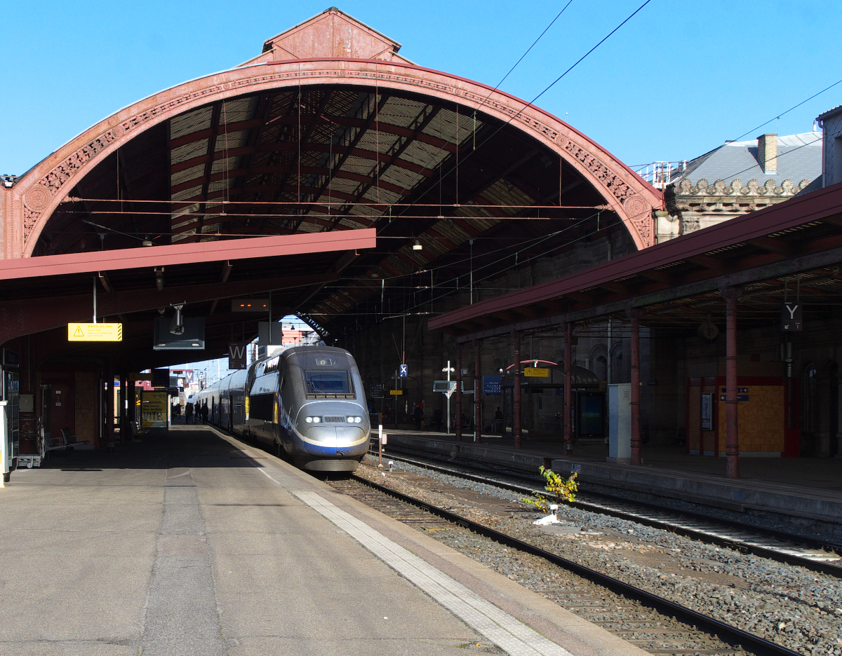 Kess streckt TGV Triebzug 4703 seinen Kopf aus der Bahnsteighalle in Strasbourg in die Sonne. TGV 9573 Paris Est - Stuttgart wird gleich mit +10 den Bahnhof Strasbourg Ville in Richtung Karlsruhe verlassen. 15.11.2015