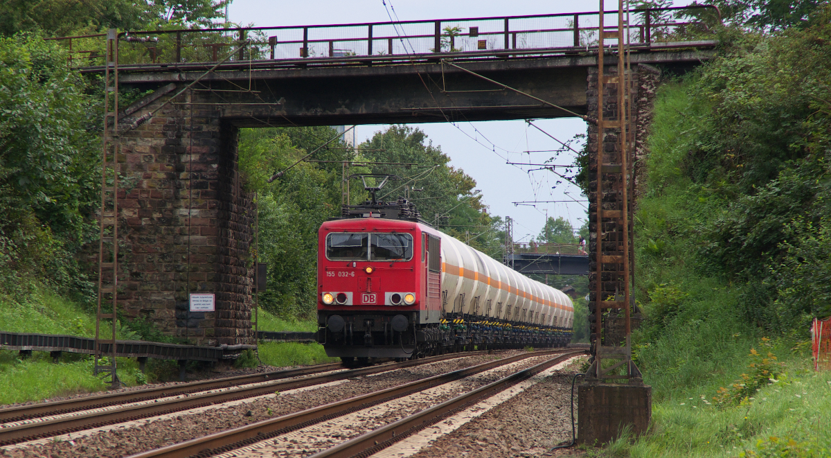 Kessel am Container...Ivie hatte mal wieder ihren Stadtbummel Tag in Saarlouis und ich machte mich nach Dillingen Pachten an die Strecke(n) auf. Und da wurde es dem Eisenbahnfreund wieder warm ums Herz als sich von Weitem eine 155er annäherte.
155 032 brachte den Kesselwagenzug Creutzwald - Marl aus Richtung Saarbrücken an meinem Standpunkt vorbei. Bahnstrecke 3230 Saarbrücken - Karthaus am 06.08.2014