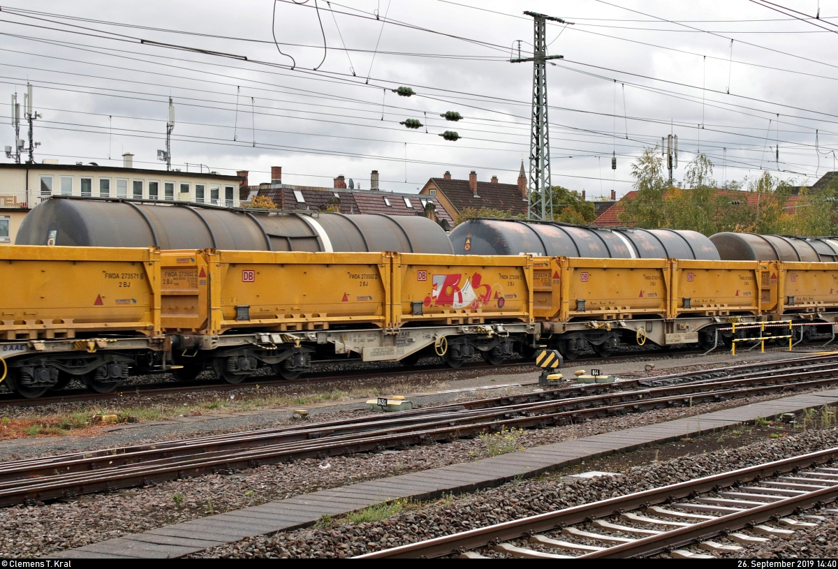 Kessel in Containertragwagen? Könnte man im ersten Moment denken, jedoch handelt es sich um zwei unterschiedliche, parallel fahrende Güterzüge, die im Bahnhof Ludwigsburg fotografiert wurden:
Im Hintergrund ein Kesselzug mit Re 482 031-2 der SBB Cargo AG, vermietet an die SBB Cargo International AG, davor ein sogenannter  Stuttgart 21 -Abraumzug mit 193 609-5 (X4 E - 609 | Siemens Vectron) der Mitsui Rail Capital Europe GmbH (MRCE), vermietet an die DB Fahrwegdienste GmbH (DB Netz AG), und Drehgestell-Containertragwagen der Gattung  Sgmmns  der VTG Rail Logistics GmbH auf dem Weg nach Mitteldeutschland (möglicherweise Röblingen am See).
Aufgenommen von Bahnsteig 4/5.
[26.9.2019 | 14:40 Uhr]