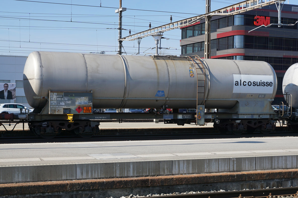Kesselwagen vom Alkoholzug Schachen LU - Basel geführt mit der WSR Re 421 - 381 im Bahnhof Langenthal am 21. März 2019.
Foto: Walter Ruetsch