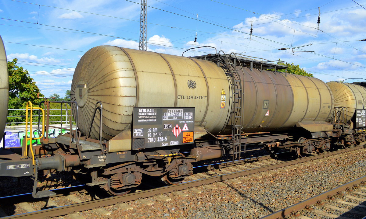 Kesselwagen vom Einsteller ATIR RAIL mit der Nr. 33 RIV 80 D-ATRR 7840 320-5 Zacens, Befüllung siehe UN-Nr.: 44/2448 = Schwefel, geschmolzen, Kessel trägt noch das alte Firmenlogo der polnischen CTL LOGISTICS in einem Kesselwagenzug am 28.09.20 Bf. Saarmund. 