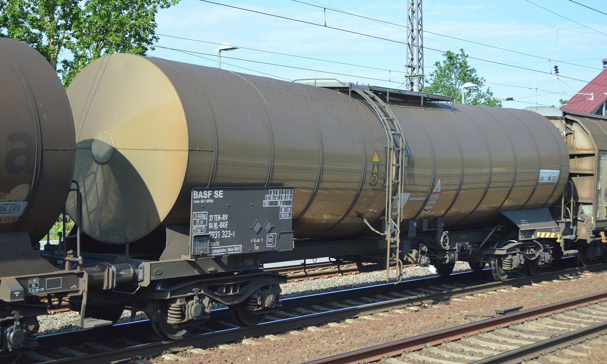 Kesselwagen vom Einsteller BASF SE mit niederländischer Registrierung mit der Nr. 37 TEN-RIV 84 NL-BASF 7931 323-1 Zacens Bf.Ludwigshafen/Rhein (BASF) am 13.06.19 in einem gemischten Güterzug Saarmund Bahnhof.