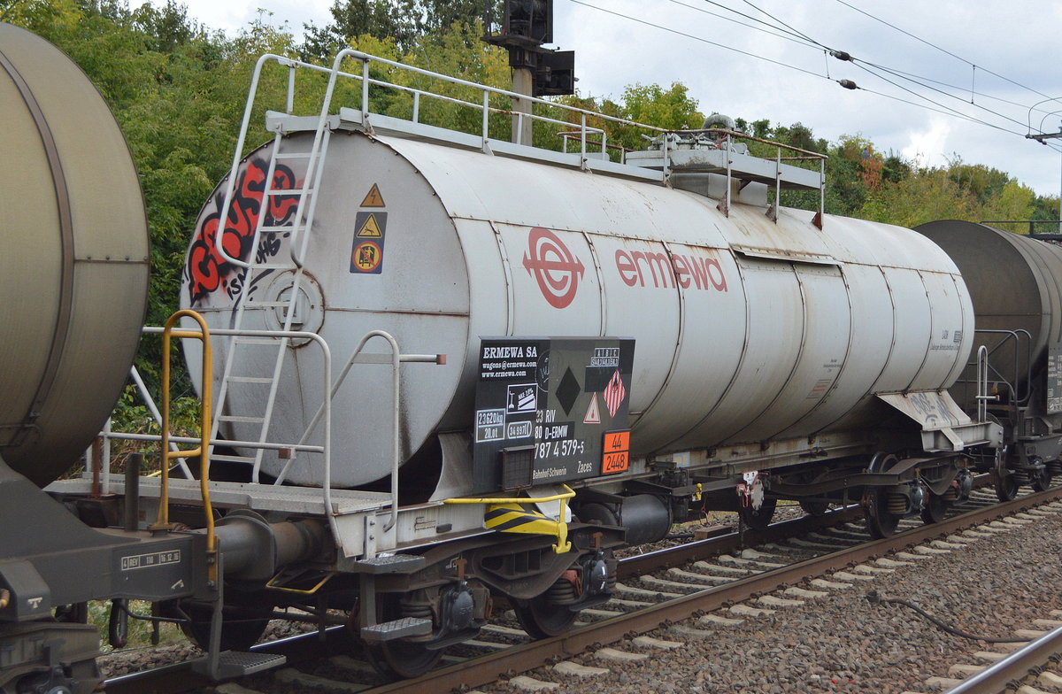 Kesselwagen vom Einsteller ERMEWA SA mit der Nr. 33 RIV 80 D-ERMW 787 4 579-4 Zaces Bahnhof: Schwerin (UN-Nt.: 44/2448 = Schwefel, geschmolzen) am 14.09.18 Bf .Berlin-Hohenschönhausen.