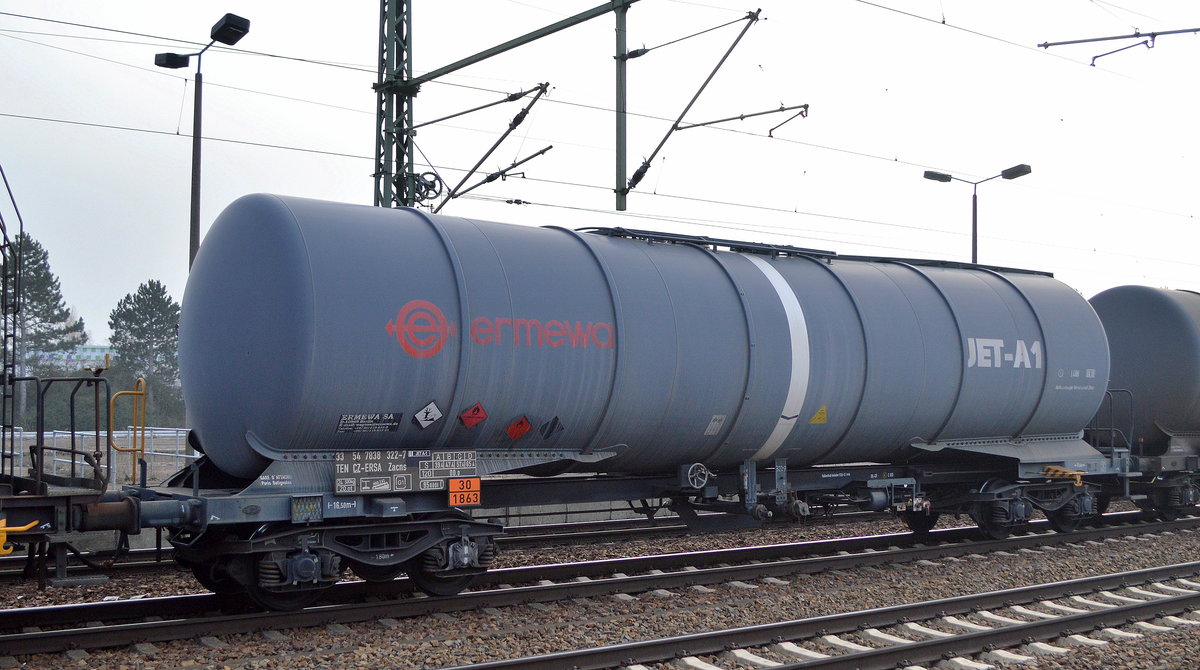 Kesselwagen vom Einsteller ERMEWA SA mit tschechischer Registrierung mit der Nr. 33 TEN 54 CZ-ERSA 7838 322-7 Zacns Kesselaufdruck: JET-A1 (UN-Nr. 30/1863 = Düsenkraftstoff, Dampfdruck bei 50 °C größer als 110 kPa) am 23.01.19 Bf. Flughafen Berlin-Schönefeld.