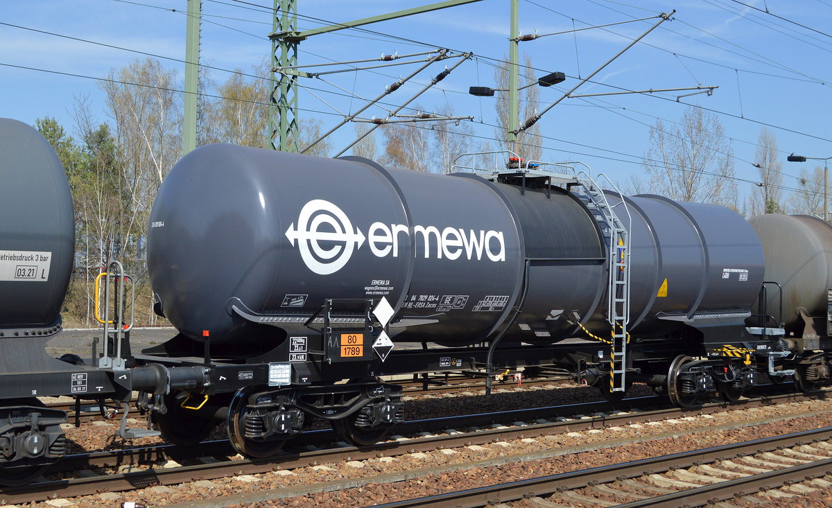 Kesselwagen vom Einsteller ERMEWA SA mit niederländischer Registrierung mit der Nr. 33 TEN 84 NL-ERSA 7829 024-4 Zacns (GE) (UN-Nr.: 80/1789 = Salzsäure) am 04.04.19 in einem gemischten Güterzug Bf. Flughafen Berlin-Schönefeld.