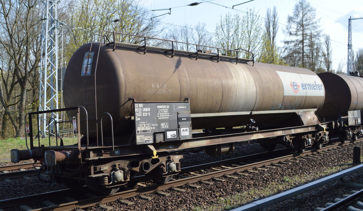 Kesselwagen vom Einsteller ERMEWA SA mit Registrierung in der Schweiz mit der Nr. 33 RIV 85 CH ERMW 7852 829-5 Zas zum Transport von Melasse (Zuckersirup) in einem Ganzzug am 19.04.21 Berlin Buch. 