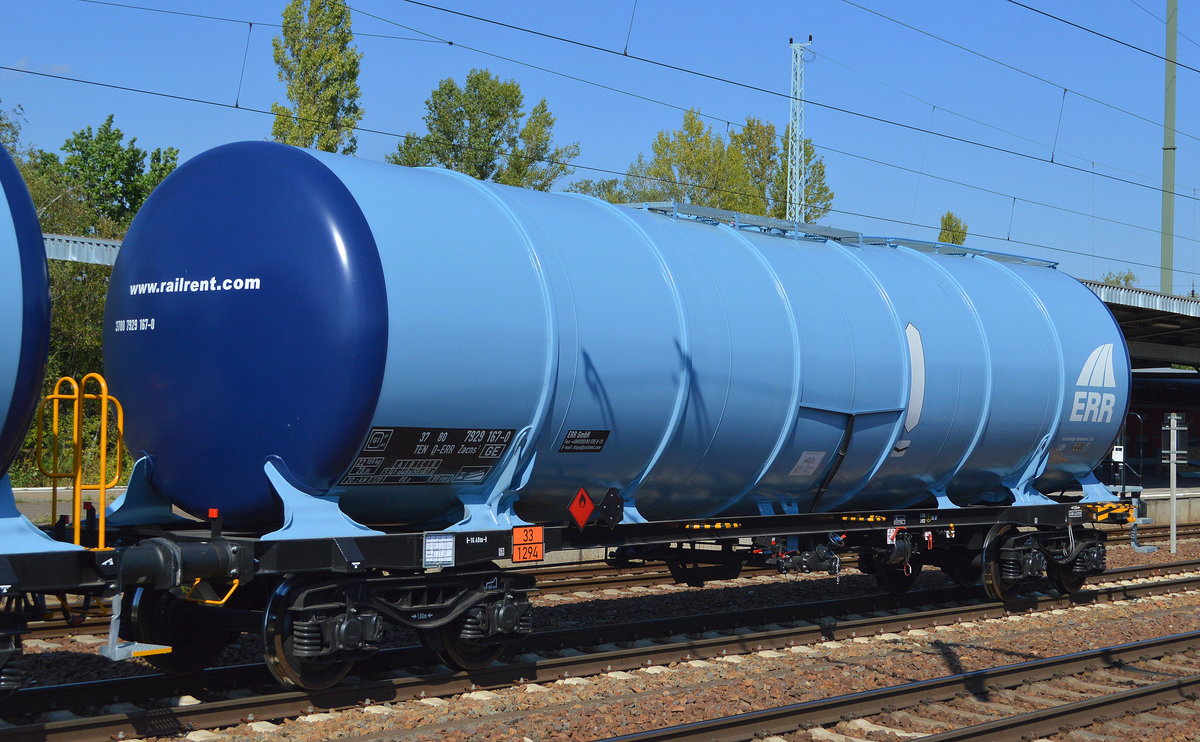Kesselwagen vom Einsteller ERR GmbH mit der Nr. 37 TEN 80 D-ERR 7929 167-0 Zacns1 (GE) (UN-Nr.: 33/1295 = Toluol) am 11.09.19 Bahnhof Flughafen Berlin Schönefeld. 