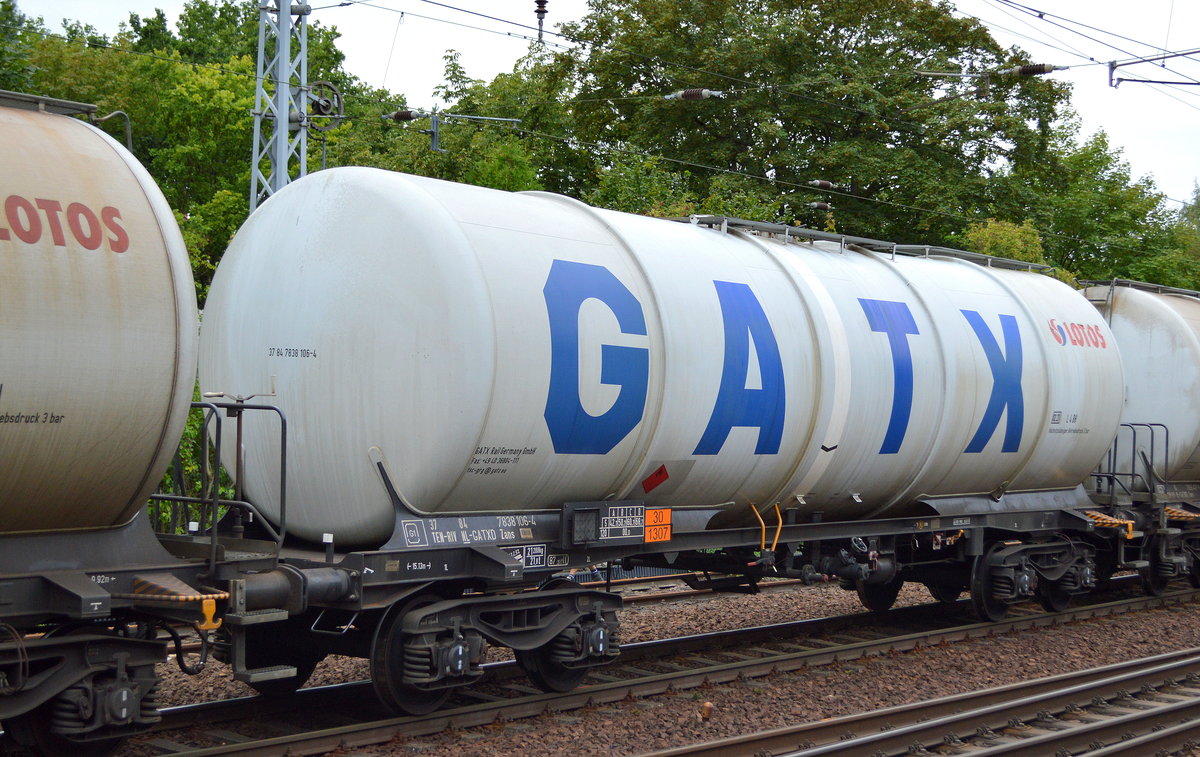Kesselwagen vom Einsteller GATX in Deutschland mit niederländischer Registrierung mit der Nr. 37 TEN-RIV 84 NL-GATXD 7838 106-4 Zans Firmenlogo der polnischen Fa. LOTOS (UN-Nr.: 30/1307 = Xylole (Xylene)) am 14.08.18 Berlin-Hirschgarten.