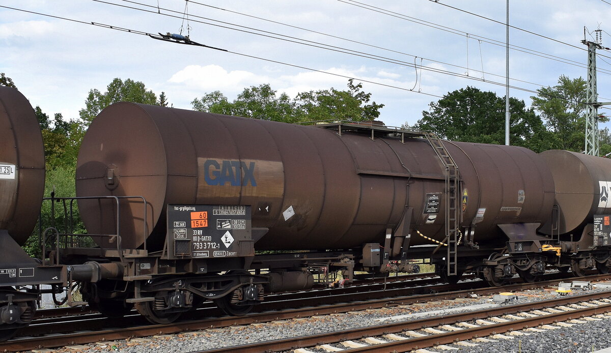 Kesselwagen vom Einsteller GATX Rail Germany GmbH mit der Nr. 33 RIV 80 D-GATXD 793 3 712-1 Zacens Bf. Altenburg lt. UN-Nr.: 60/1547 für das Ladegut Anilin in einem Ganzzug am 04.08.23 Höhe Bahnhof Leipzig Thekla.