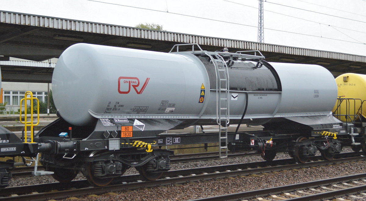 Kesselwagen vom Einsteller On Rail GmbH mit der Nr. 33 TEN 84 NL-ORWU 7829 074-9 Zacns Befüllung: (UN-Nr. 80/1830 = Schwefelsäure mit mehr als 51 % Säure) in einem Kesselwagenzug am 16.10.19 Bf. Flughafen Berlin Schönefeld.