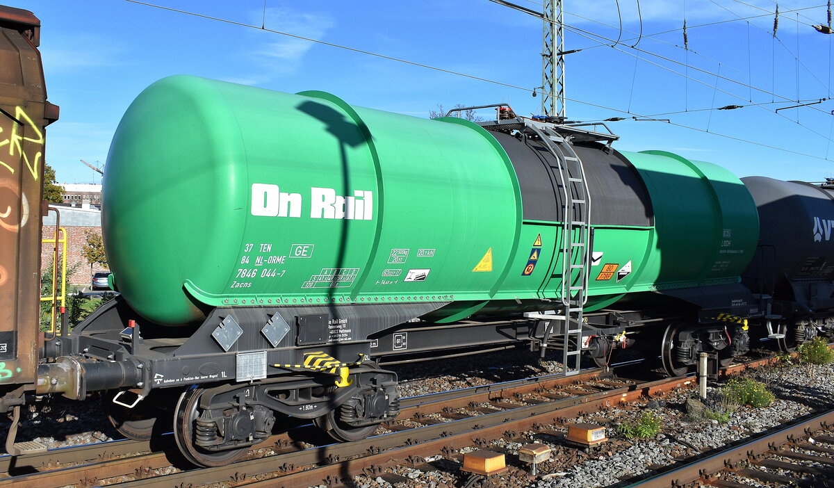 Kesselwagen vom Einsteller On Rail GmbH mit niederländischer Registrierung mit der Nr. 37 TEN 84 NL-ORME 7846 044-7 Zacns (GE) für das Ladegut Salzsäure in einem gemischten Güterzug am 07.11.23 Vorbeifahrt Bahnhof Magdeburg Neustadt. 