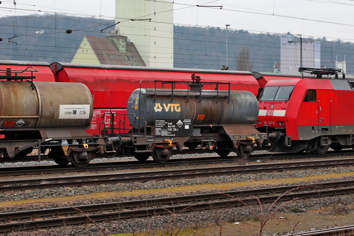 Kesselwagen vom Einsteller VTG Hamburg 23 RIV 80 D VTGD 7367 296-2 Typ Zcs /Heimatbahnhof Maschen Rbf fährt gefüllt mit stark ätzendem Zinnchlorid,dass zur Heissendvergütung von Behälterglas verwendet wird,fährt eingereiht hinter der Lok in Würzburg vorüber.Bild vom 15.3.2016