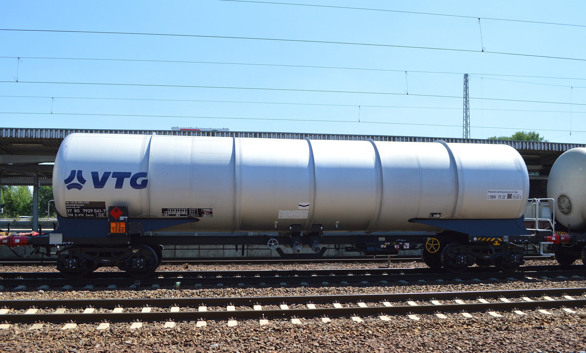 Kesselwagen vom Einsteller VTG mit der Nr. 37 TEN 80 D-VTG 7929 041-7 Zacns (UN-Nr.: 33/1280 = Propylenoxid) am 04.07.18 Bf. Flughafen Berlin-Schönefeld.