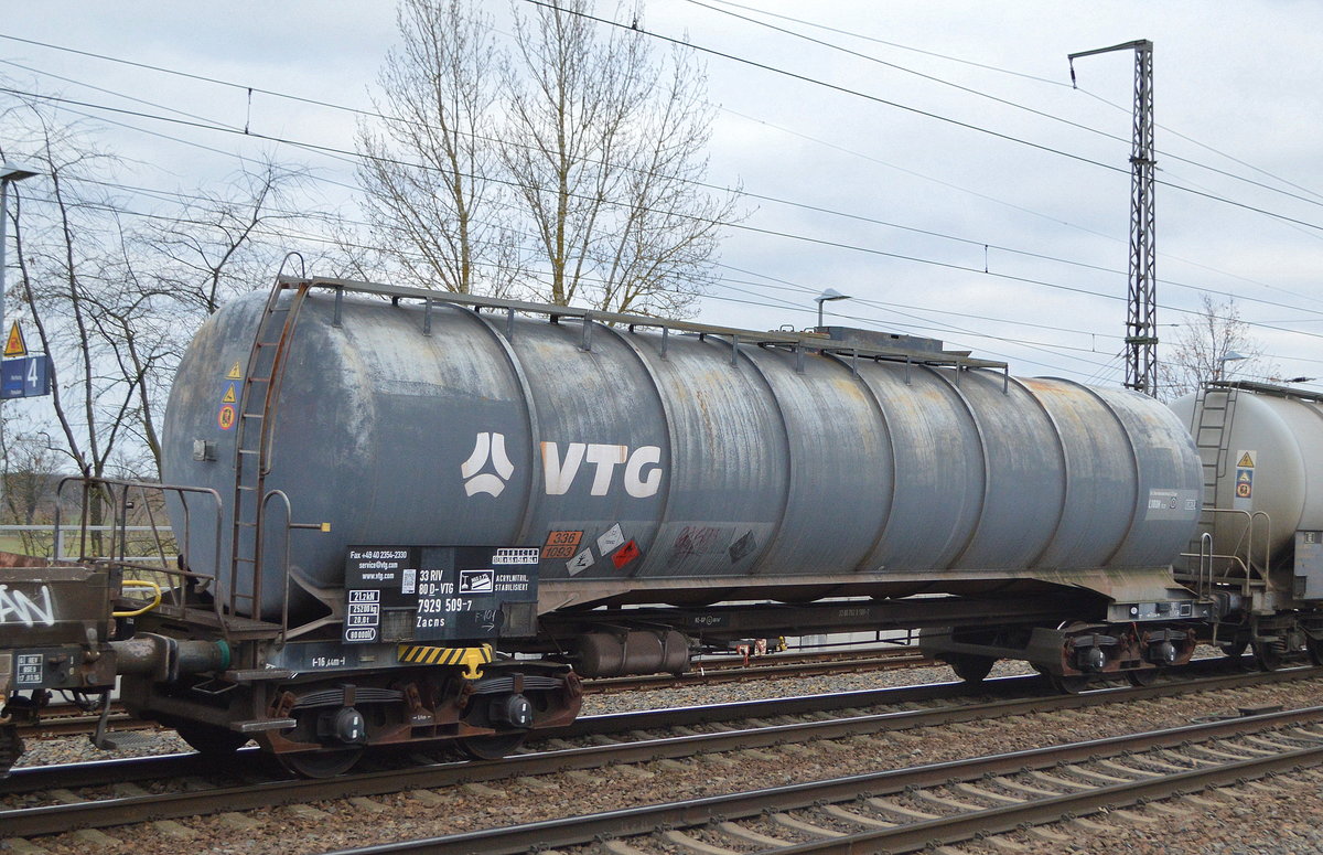 Kesselwagen vom Einsteller VTG mit der Nr. 33 RIV 80 D-VTG 7929 509-7 Zacns, Befüllung lt. UN-Nr.: 336/1093 = Acrylnitril, stabilisiert in einem gemischten Güterzug am 28.11.20 Bf. Saarmund. 