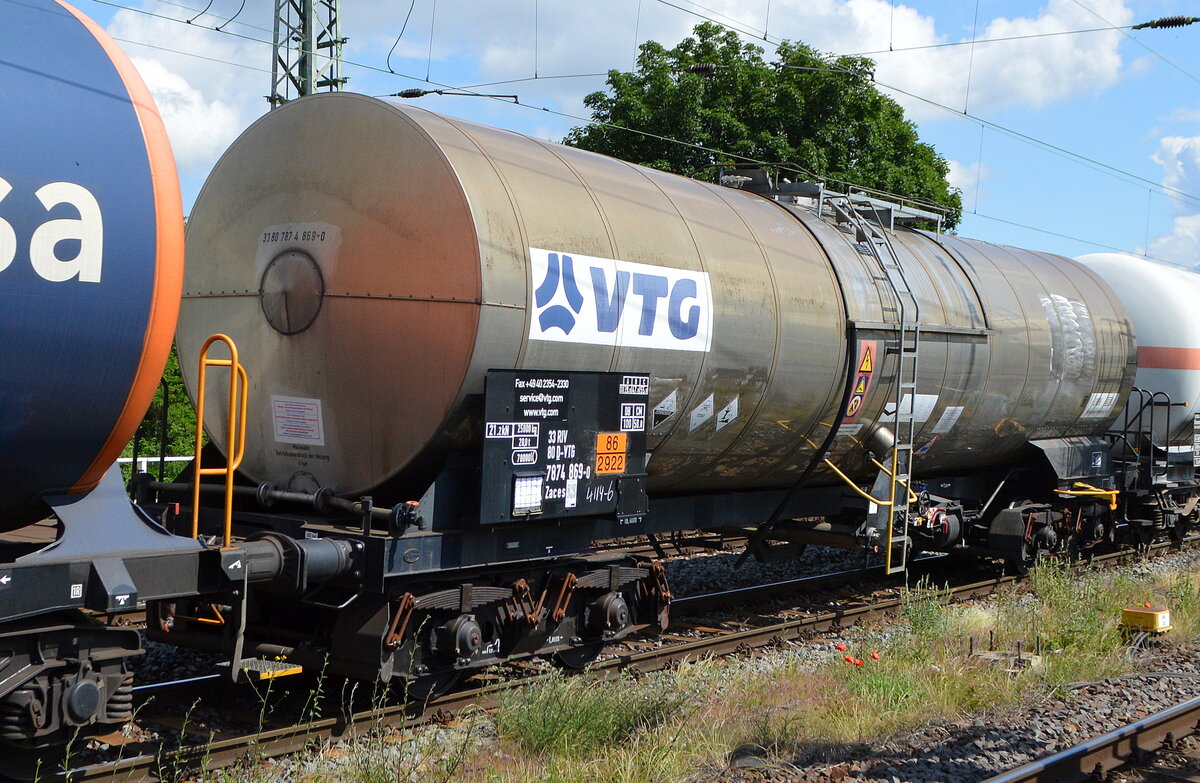 Kesselwagen vom Einsteller VTG mit der Nr. 33 RIV 80 D-VTG 7874 869-0 Zaces für das Ladegut lt. UN-Nr.: 86/2922 = Ätzender, flüssiger Stoff, giftig, N.A.G. in einem gemischten Kesselwagenzug am 08.06.22 Durchfahrt Bf. Magdeburg Neustadt.