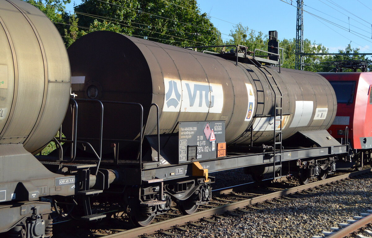 Kesselwagen vom Einsteller VTG mit der Nr. 33 RIV 80 D-VTG 7874 612-4 Zaces lt. UN-Nr. 44/2448 für das Ladegut Schwefel, geschmolzen in einem Ganzzug am 21.09.22  Durchfahrt Bahnhof Golm.