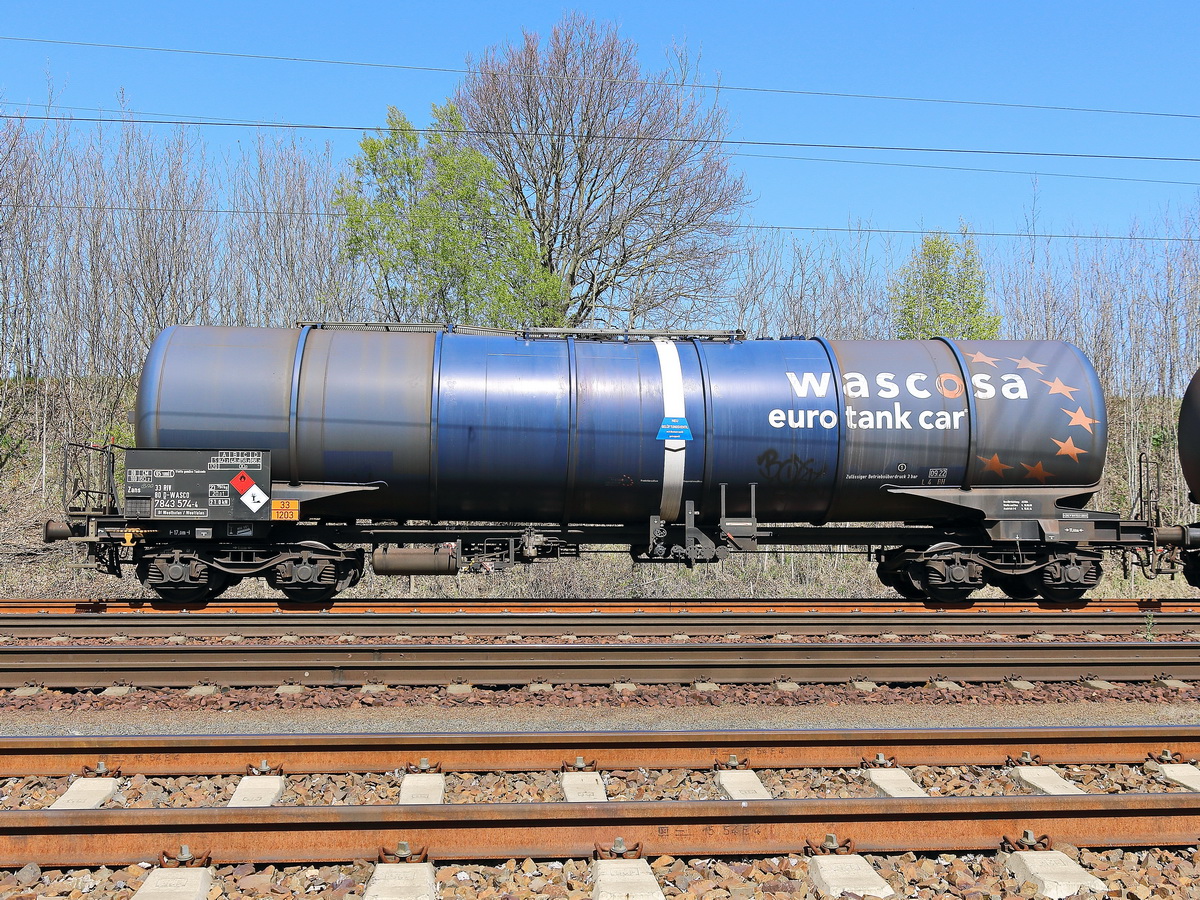 Kesselwagen vom Einsteller WASCO mit der Nr. 33 RIV 80 D-WASCO 7843 574-4 Zans Befüllung: UN-Nr.: 33/1203 = Berlin am 22. April 2020 auf dem südlichen Berliner Aussenring in Brandenburg.