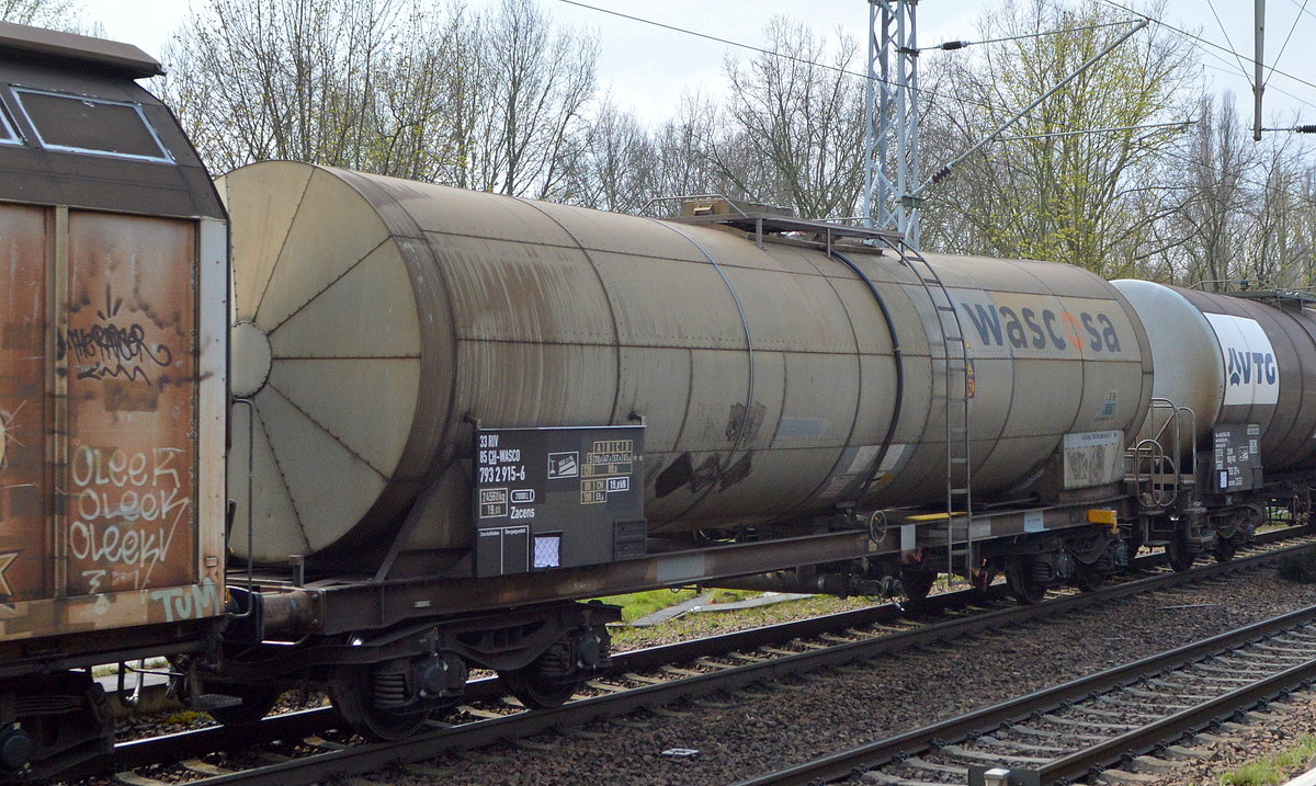 Kesselwagen vom Einsteller WASCOSA AG mit der Nr. 33 RIV 85 CH-WASCO 793 2 915-6 Zacens in einem gemischten Güterzug am 19.04.21 Berlin Buch.