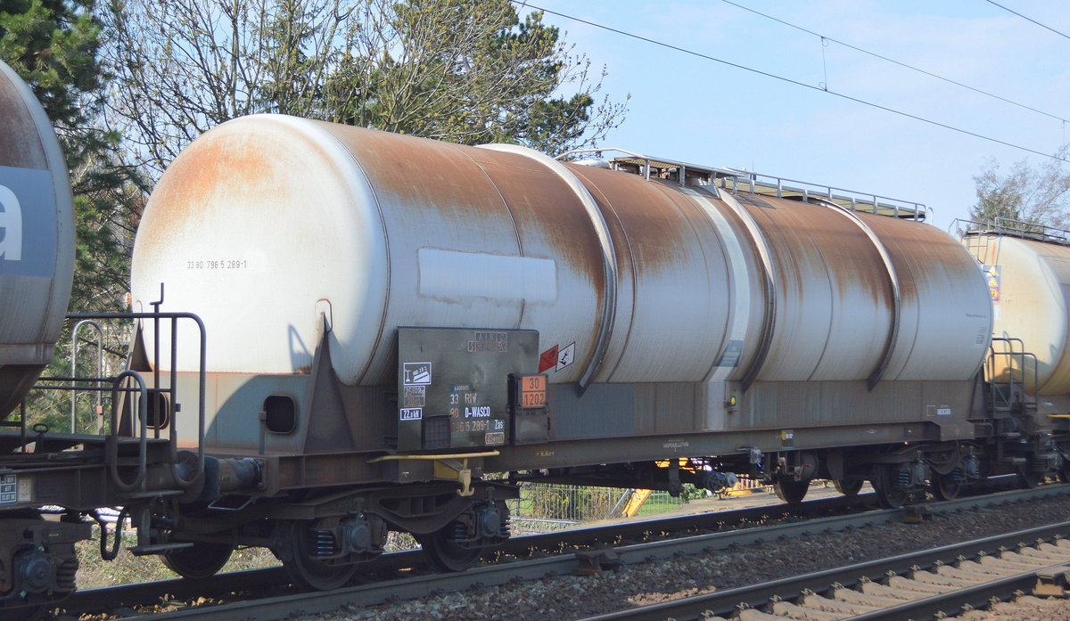 Kesselwagen vom Einsteller WASCOSA mit der Nr. 33 RIV 80 D-WASCO 796 5 289-1 Zas (UN-Nr.: 30/1202 = Dieselkraftstoff oder Gasöl oder Heizöl (leicht)) am 02.04.19 Dresden-Strehlen.